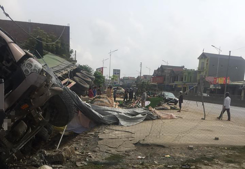 Thanh Hoá: Xe container húc tan đám cưới ven đường